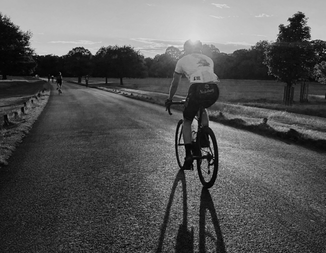 Rennradfahrer im Sonnenuntergang in schwarz/weiss